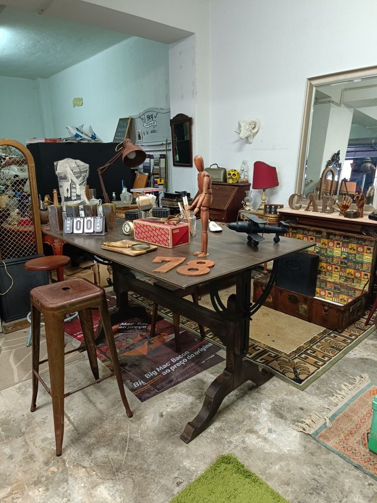 Mesa de desenho antiga restaurada