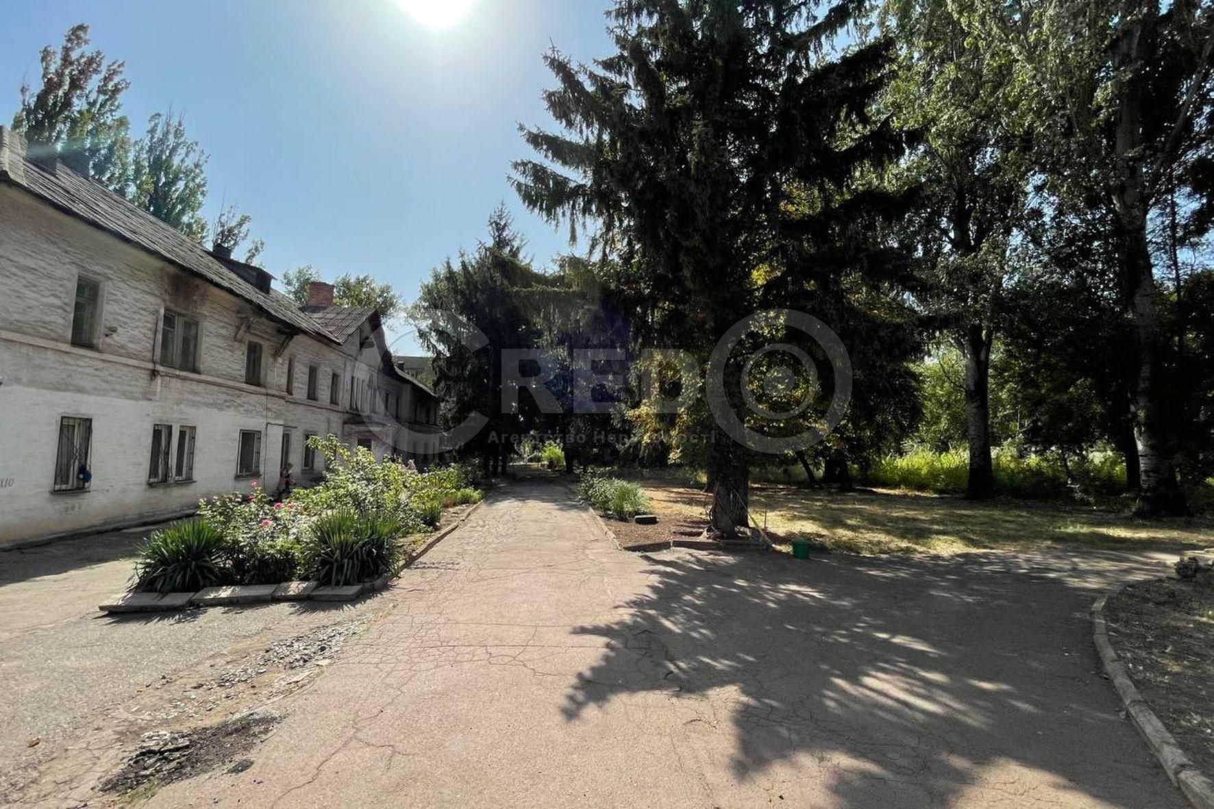 Продаж окремо розташованої 2-х поверхової будівлі, р-н 44 квартал.