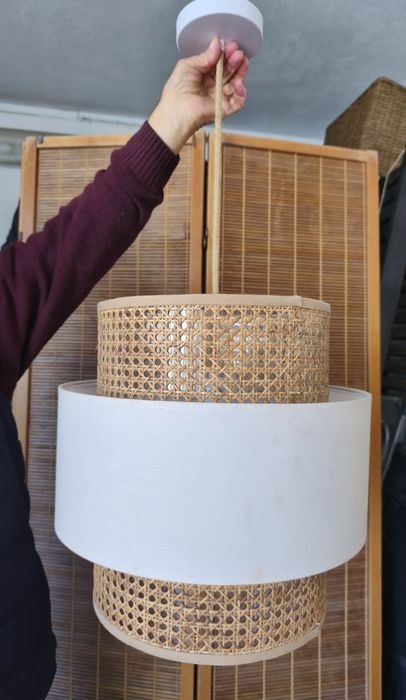 Candeeiro SKUM de Pendurar em Tecido e Vime com Lâmpada Incluída.