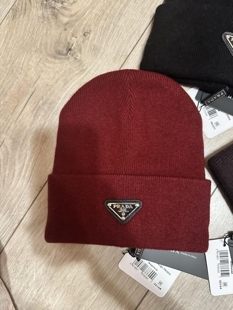 Шапка prada.