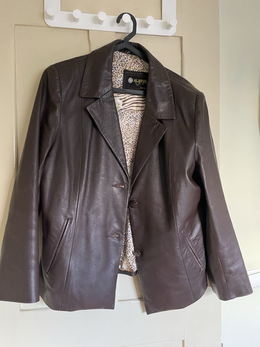 Casaco de cabedal castanho.