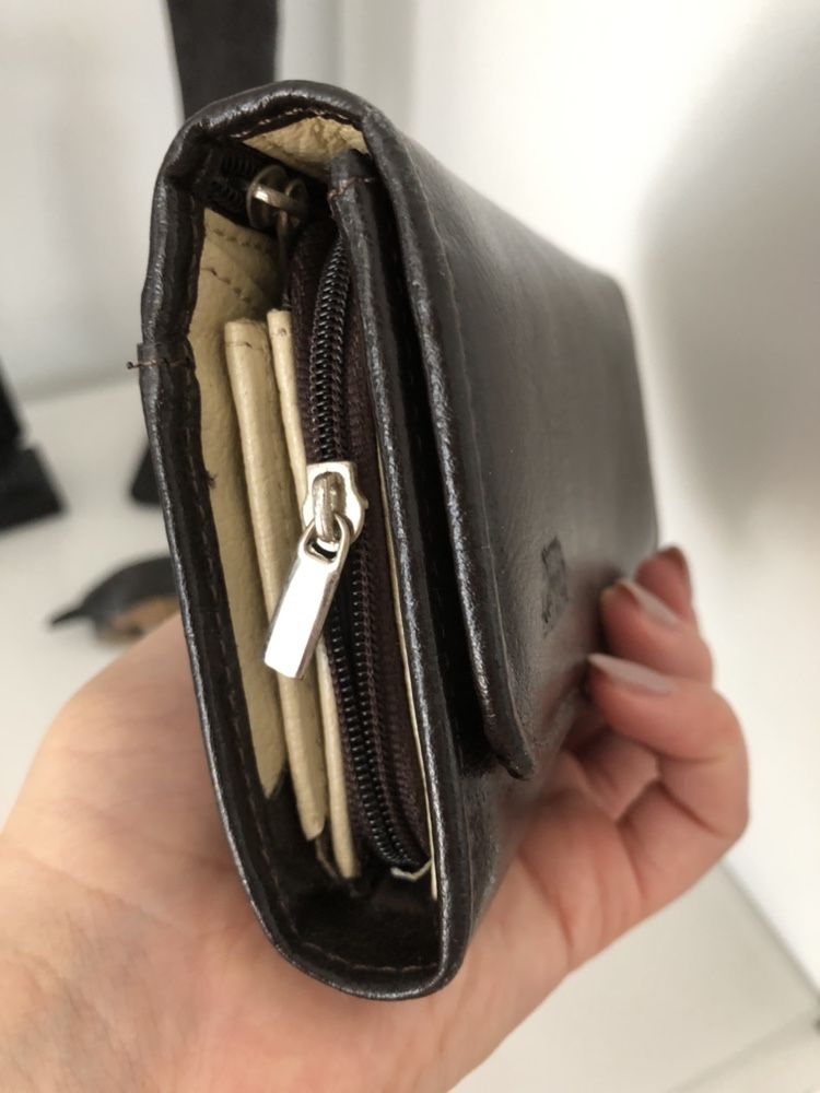 Wyjątkowy ciemnobrązowy portfel z jasnym wnętrzem