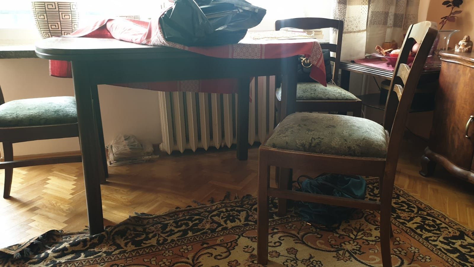 Stół drewniany i krzesła