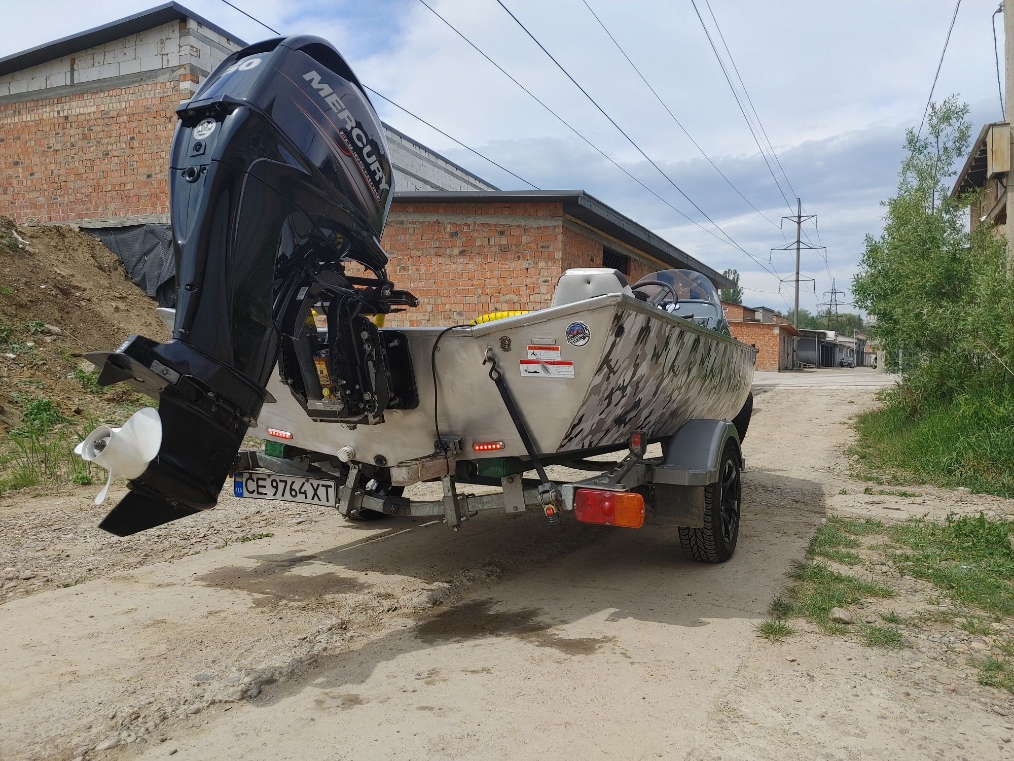 Човен Crestliner Storm 16