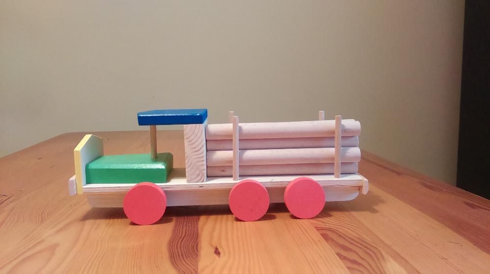 Drewniana zabawka samochód ciężarowy do drewna