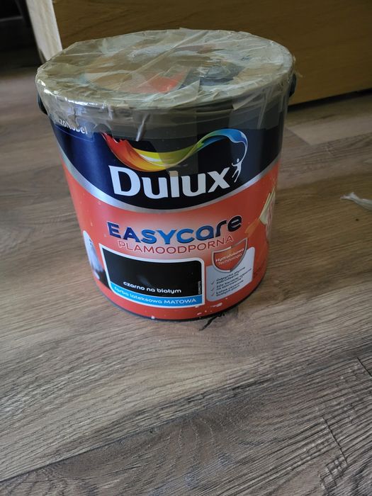 Farba dulux zmywania kolor czarny.