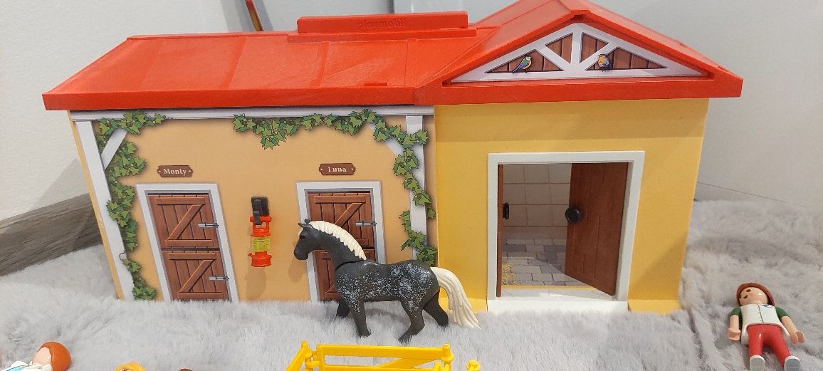 Duży zestaw Playmobil, akcesoria, konie, stajnia, postacie, zwierzęta