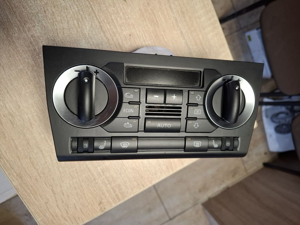 Audi A3 8P Panel Nawiewu Klimatyzacji Pod Navi 043AH