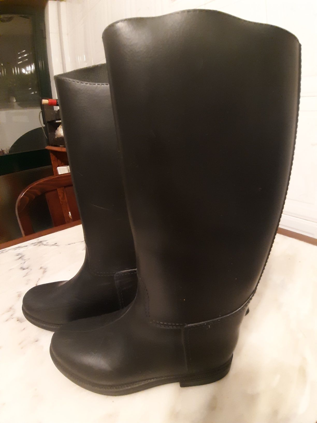 Vendo botas de cano alto para menina muito baratas