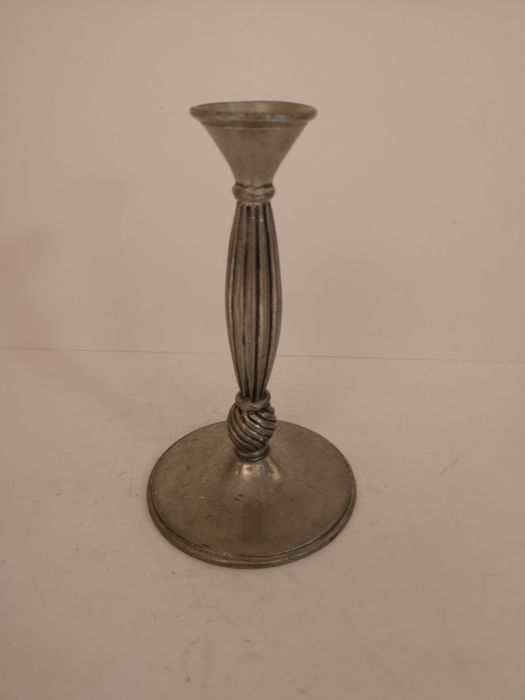 Mały metalowy świecznik