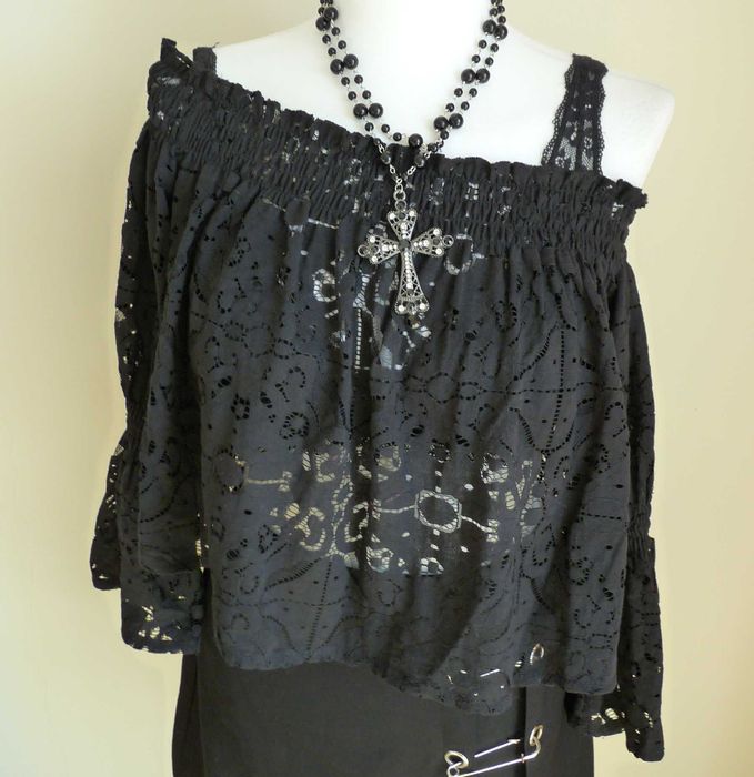 Koronkowa bluzka odkryte ramiona rozkloszowany rękaw M