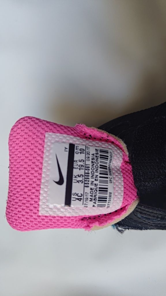 Buty adidaski niemowlece Nike rozmiar 19,5, 10 cm
Kolor niebieski
Rozm