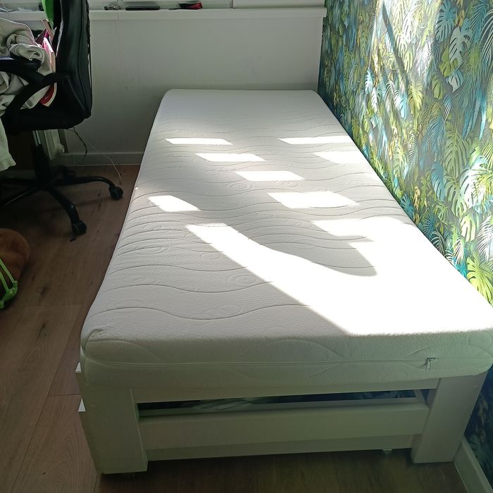Tapczan plus materace  dwupiętrowy biały drewnianym