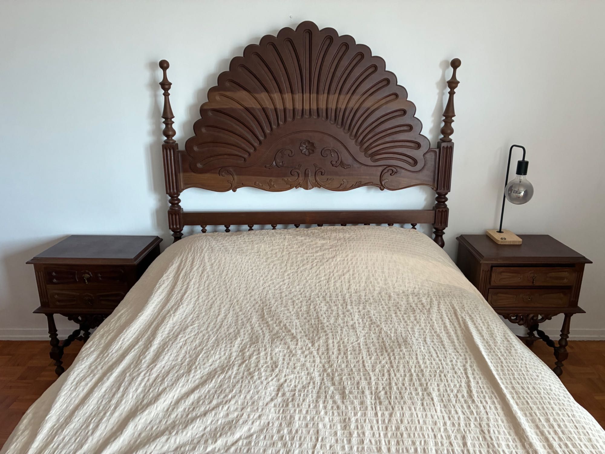 Mobilia para quarto [cama+2 mesas de cabeceira + cómoda + roupeiro]