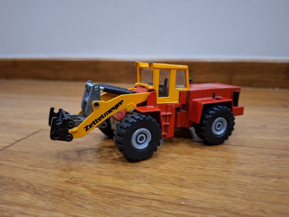 Model Siku 2366 Zettelmeyer ZL4002 ładowarka