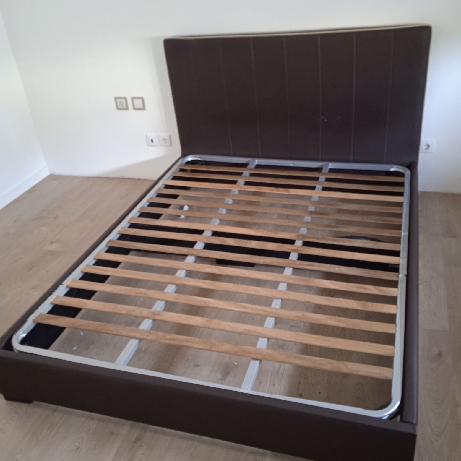 Cama de casal com estrado