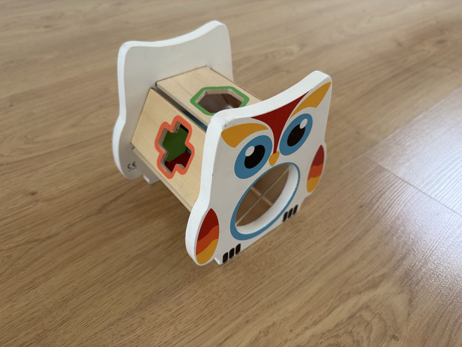 Mocho de madeira com atividades para bebé