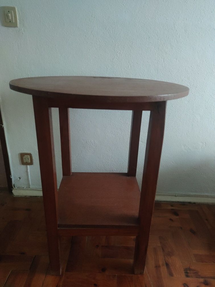 Mesa redonda de madeira maciça