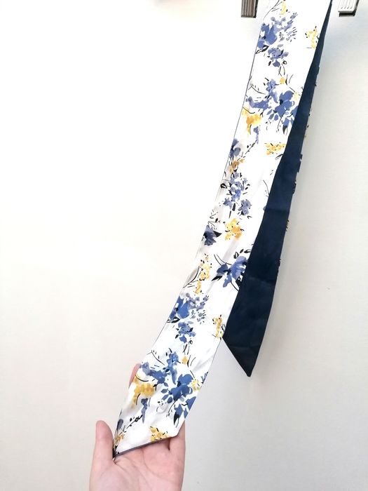 Lenço Florido em tom azul