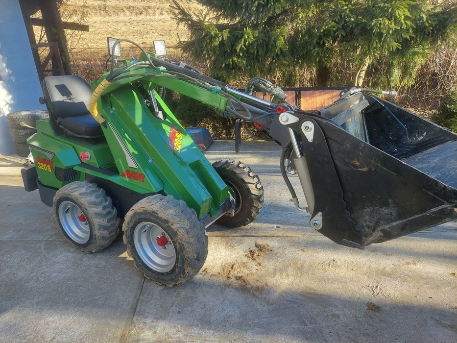 Mini ladowarka avant 320S+