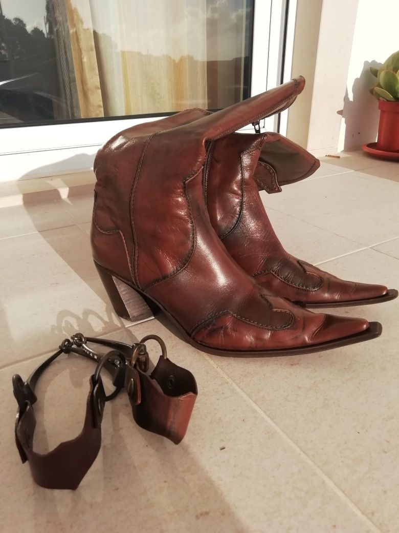 Botas castanhas estilo Cowboy