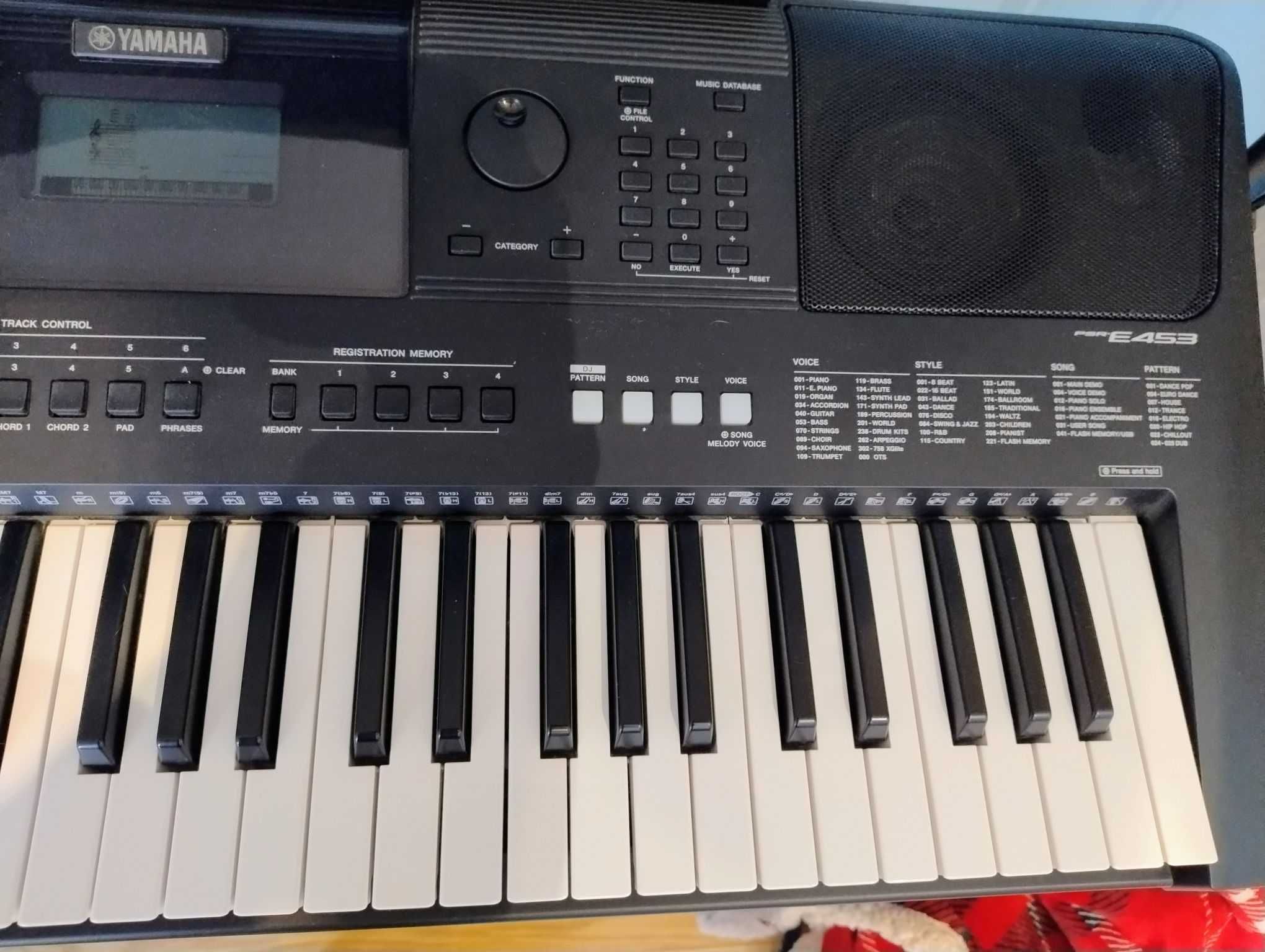 Keyboard Yamaha PSR-E453 wraz ze stojakiem.