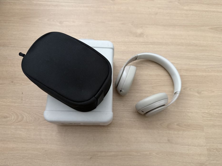 Fones Beats Studio Pro beige