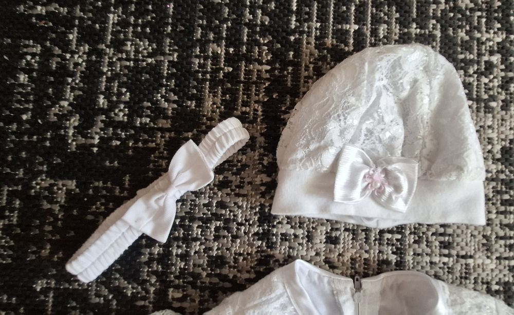 Sukienka do chrztu komplet, w tym 2 pary bucików, na zmianę.