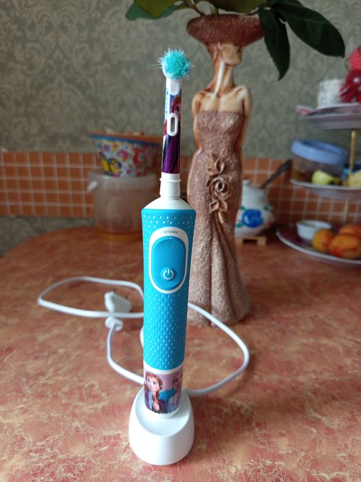 Зубна електрощітка дитяча Braun Oral-B Kids в компл. з новою насадкою
