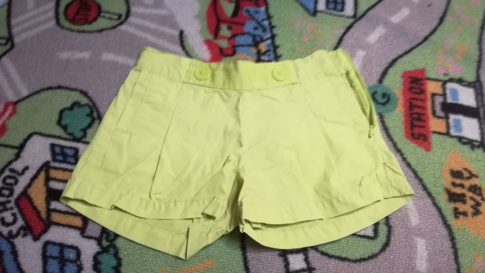 Varias roupas de menina