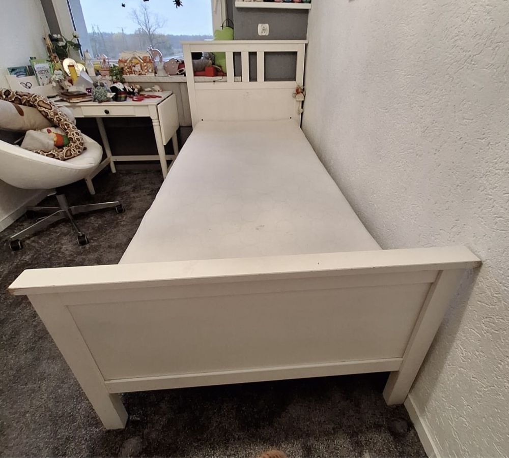 Łóżka Ikea HEMNES ze stelażem