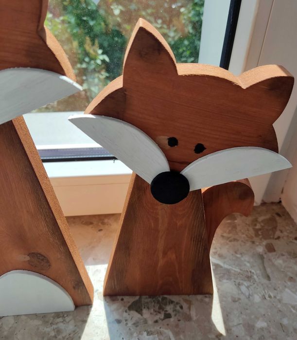 Para drewnianych lisów.