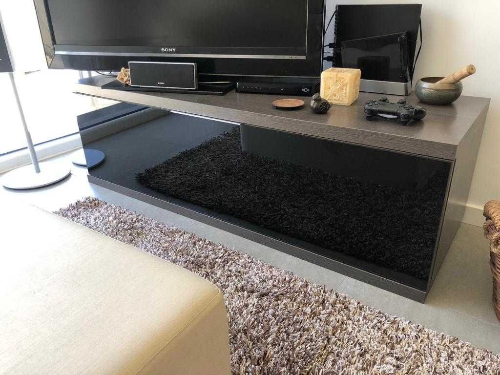 Móvel televisão com porta em vidro preto + madeira