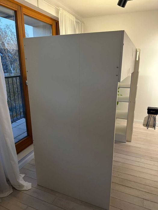 Łóżko z antresolą i biurkiem Ikea Smastad. Z materacem