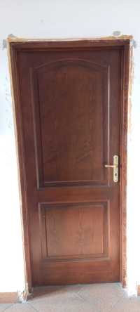 Drzwi drewniane wewnętrzne z ościeżnicą i klamką kolor orzech