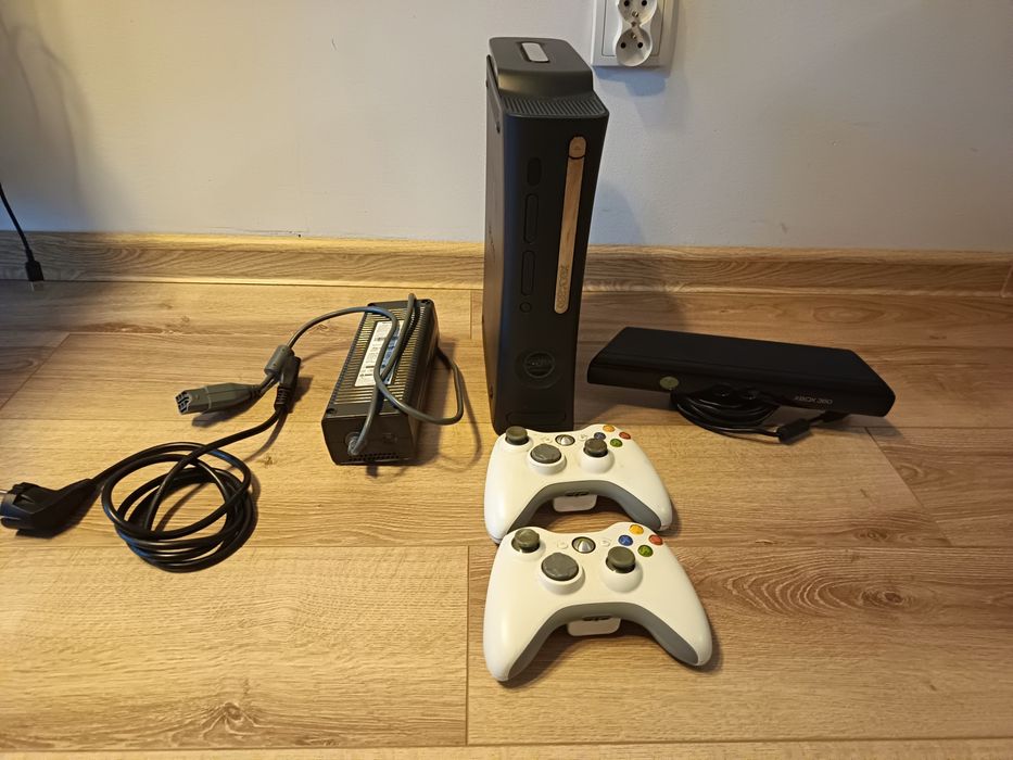 Konsola Xbox 360 dwa pady Kinect dysk 120 GB