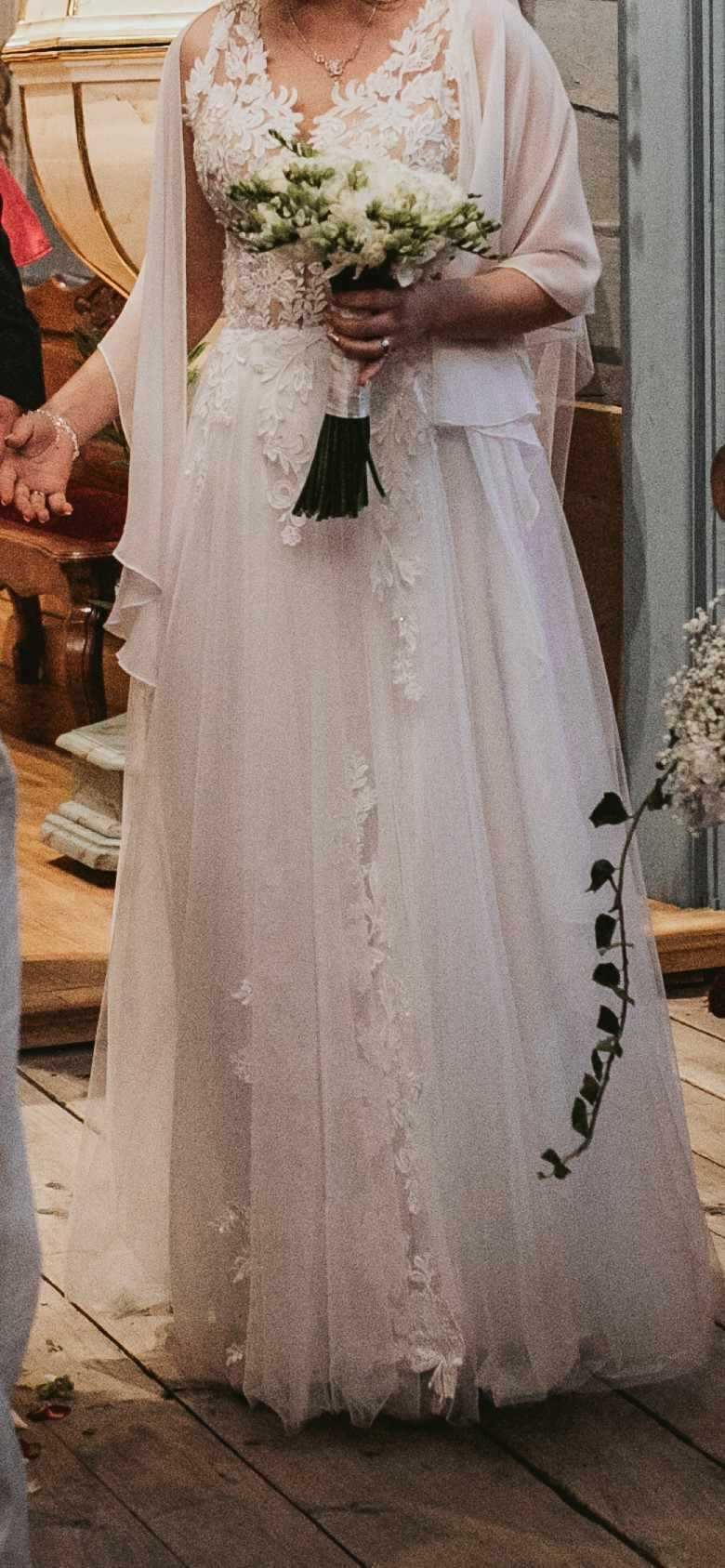 Suknia ślubna z koronkowymi zdobieniami