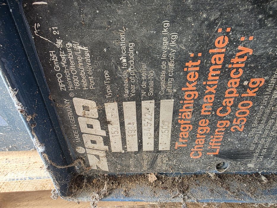 Podnośnik samochodowy dwukolumnowy niemiecki