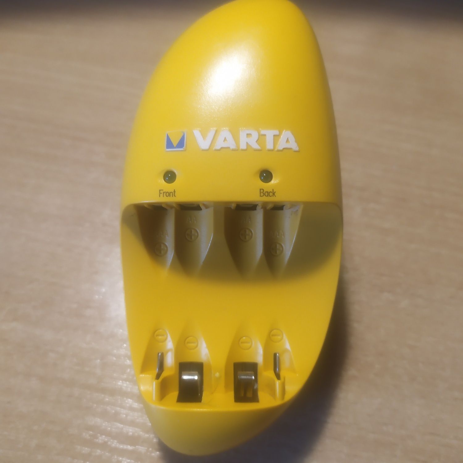 Зарядний пристрій для акумуляторів Б/У Varta Easy Energy Pocket Charge