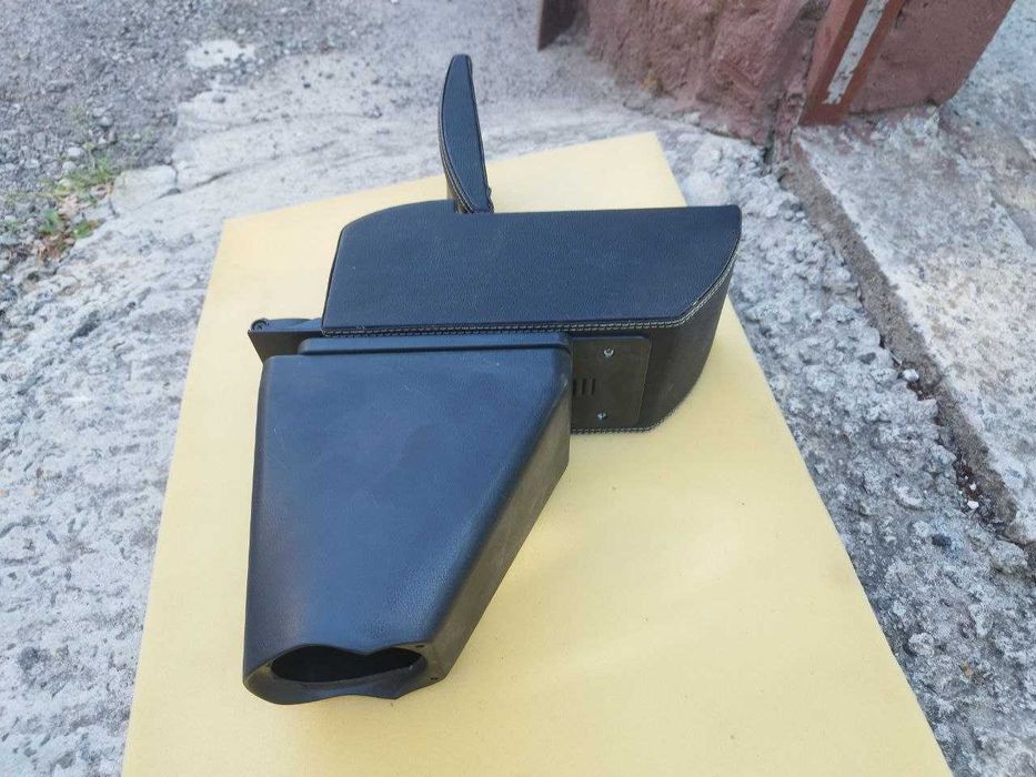 фирменный подлокотник  в авто