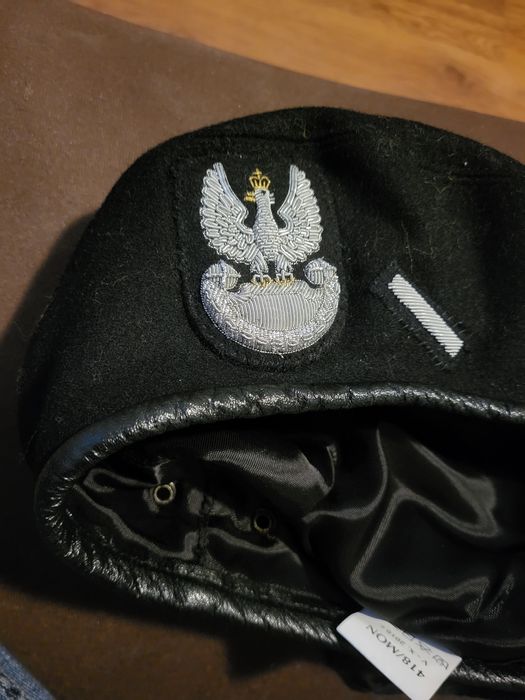 Beret czarny z bajorkiem