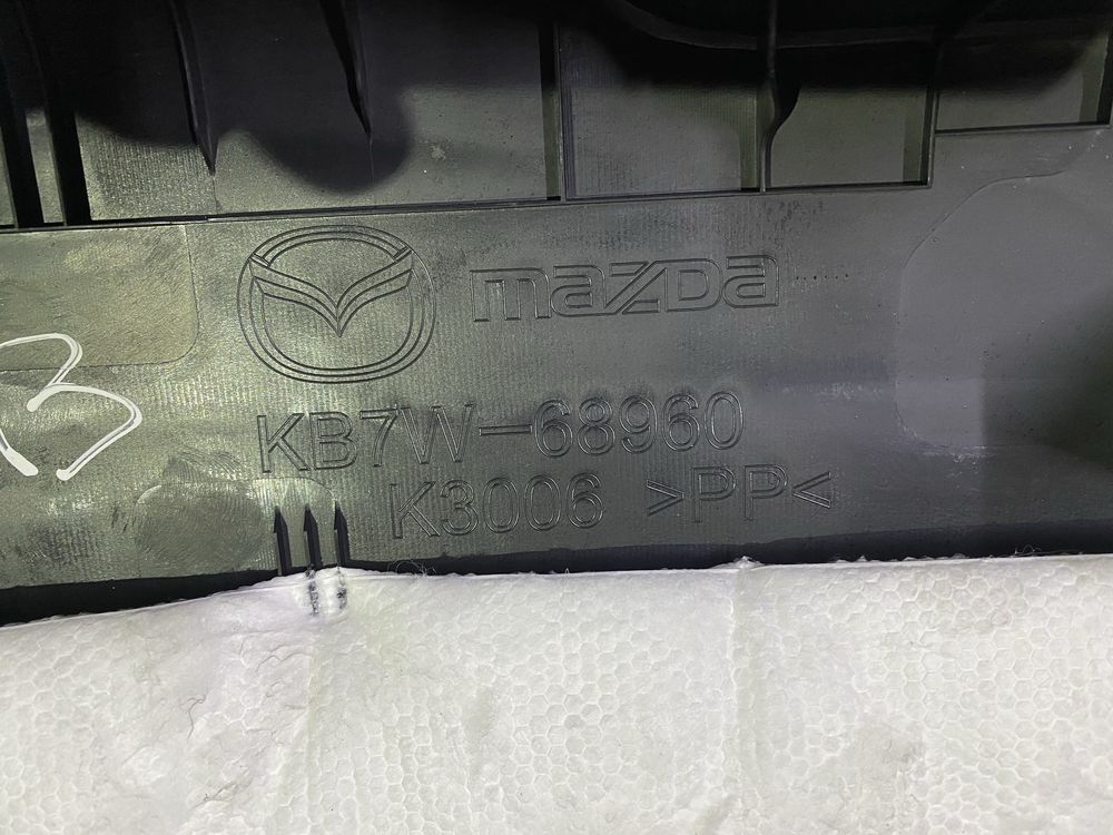 Пластик на  кришку багажника mazda cx5 kf 2022