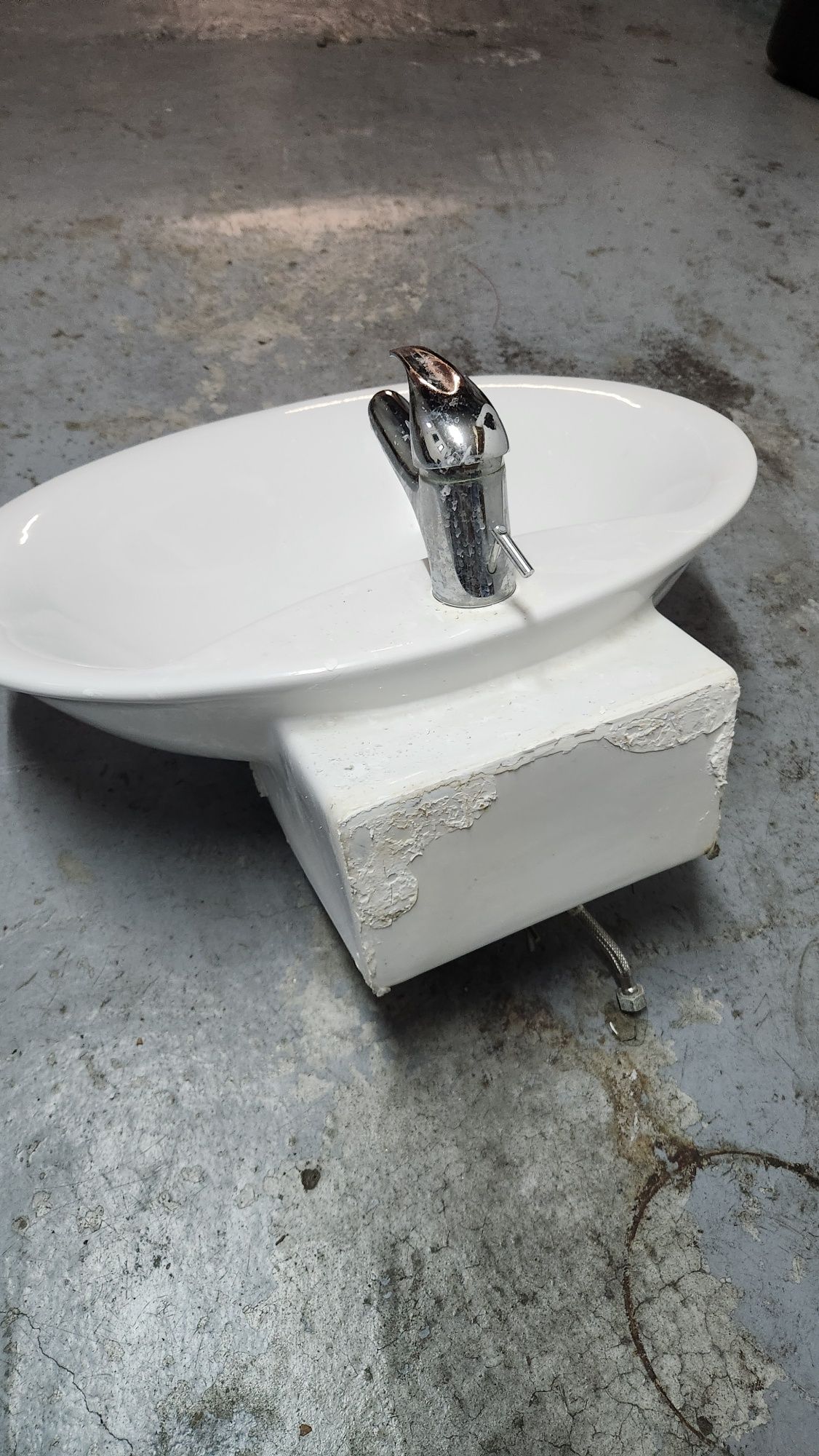 Lavatório para casa de banho branco com torneira misturadora