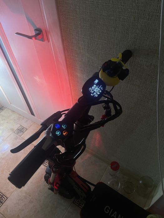 Електросамокат GIANT Outlander M11 без сидіння (52V 26Ah)