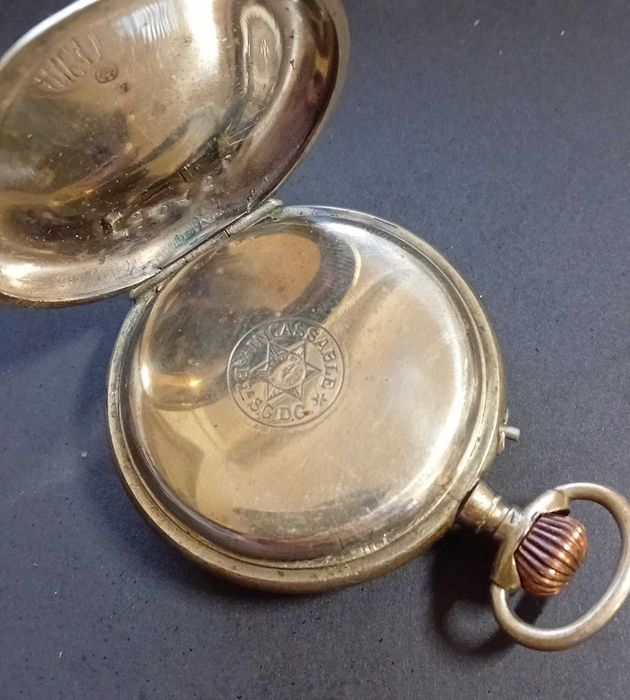 Relógio de bolso antigo e a trabalhar