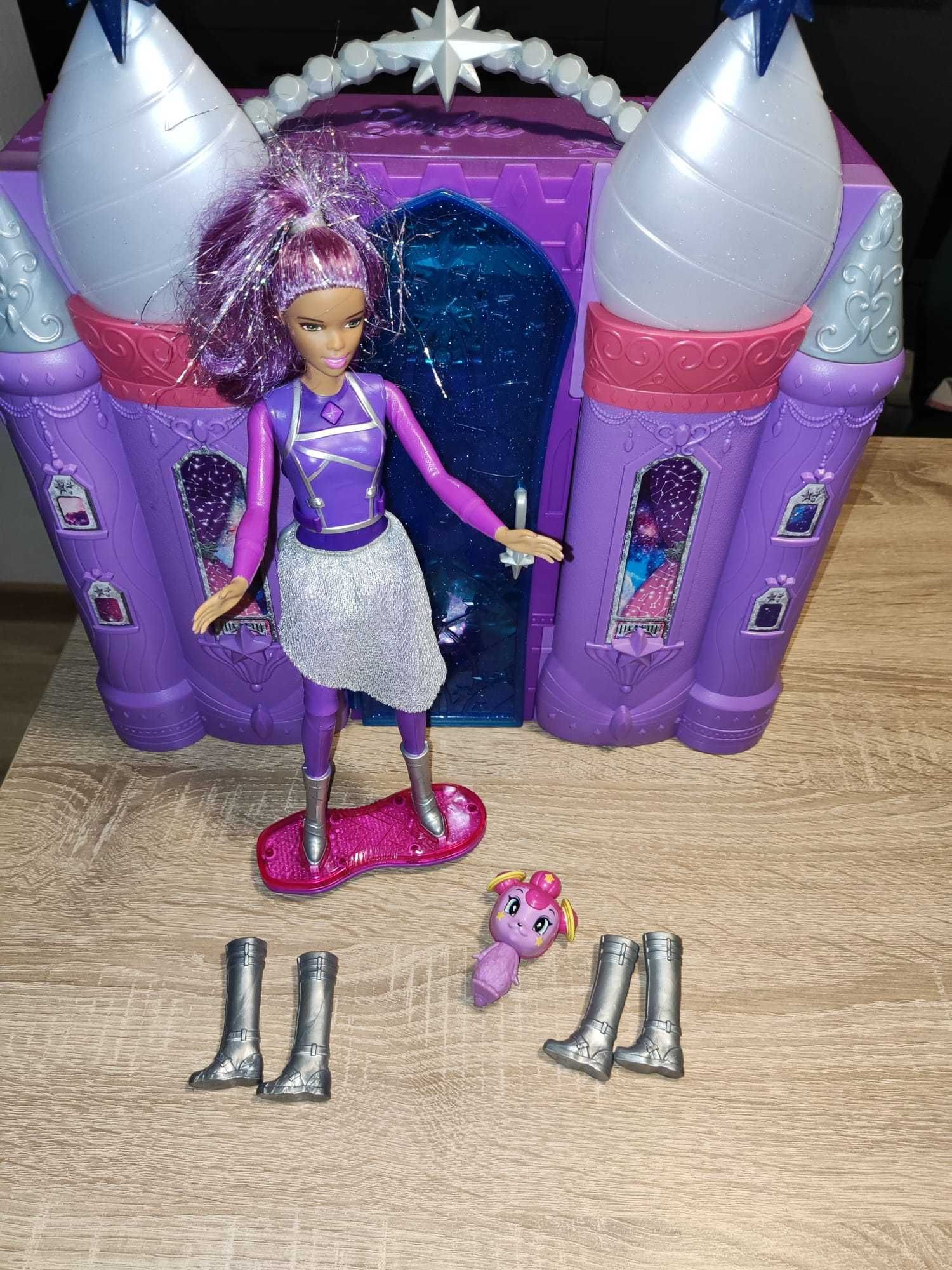 kosmiczny domek dla Barbie wraz z lalką