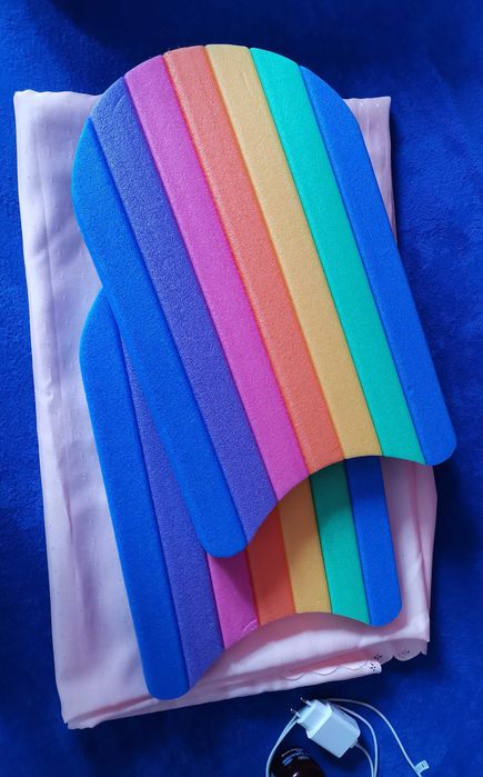 Dwie deski do nauki pływania dla dzieci i paletki