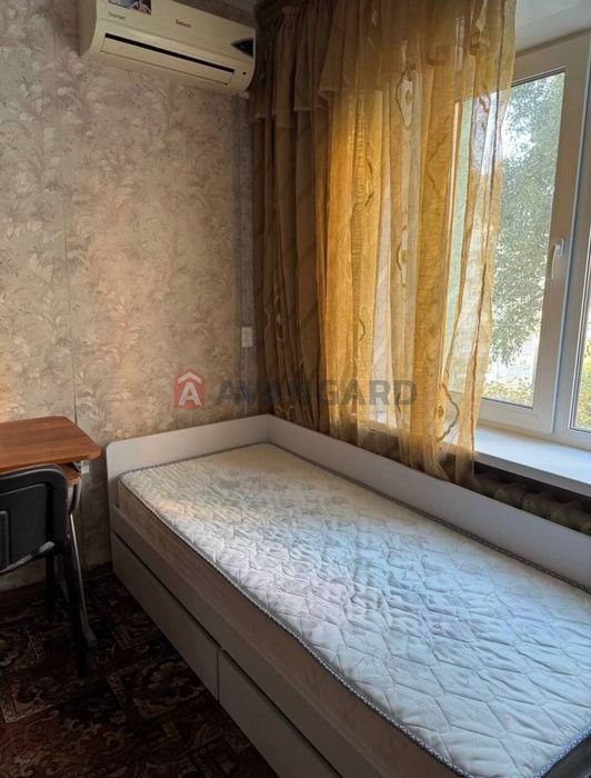 Здається 3-кімнатна ,в низу проспекта Олександра Поля - Шнеєрсона