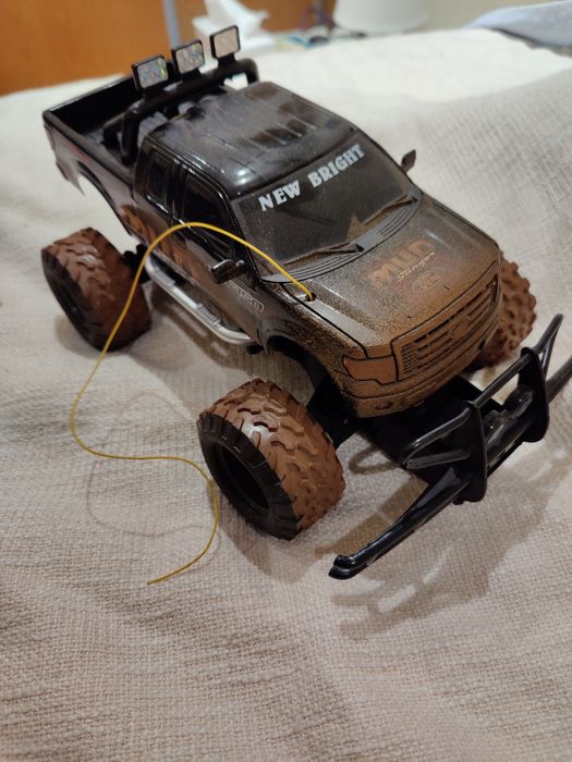 Jipe telecomandado Ford 4 x 4 é 150 mud slinger