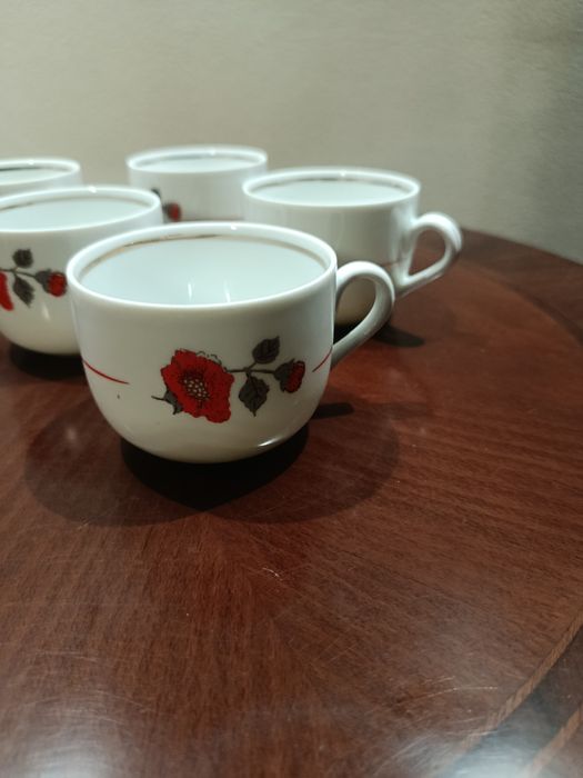 Śliczny stary zestaw sześciu filiżanek porcelana Karolina